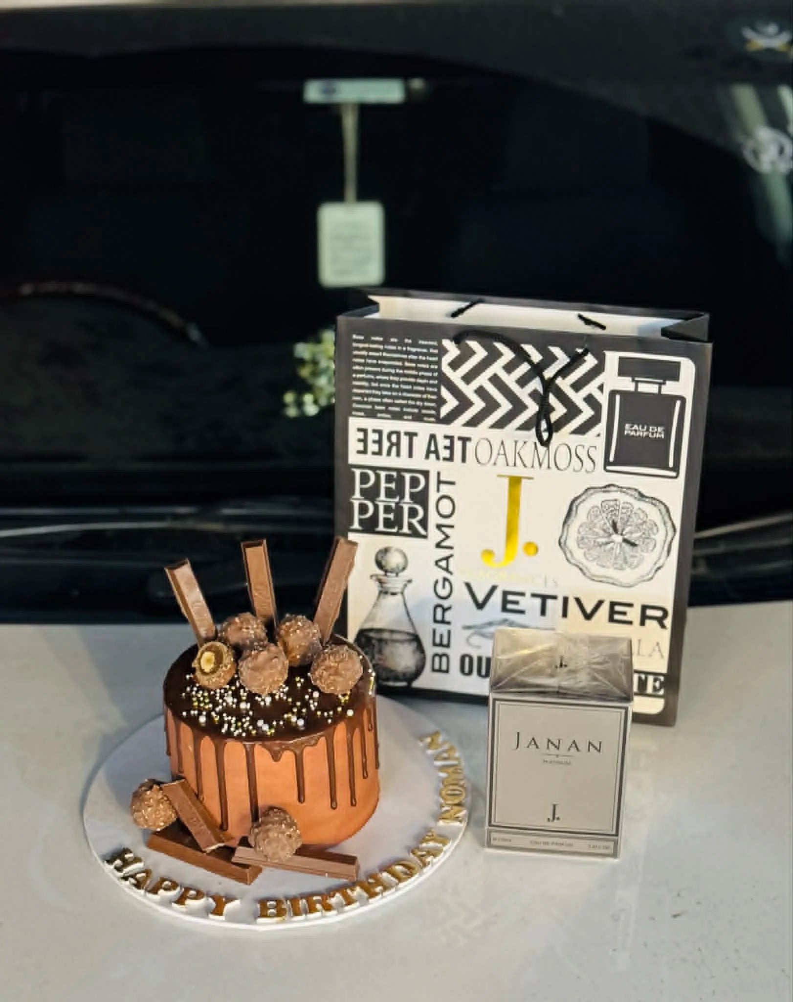 Luxury gifts Pakistan online gift delivery Islamabad flower bouquets cakes and personalized gifts