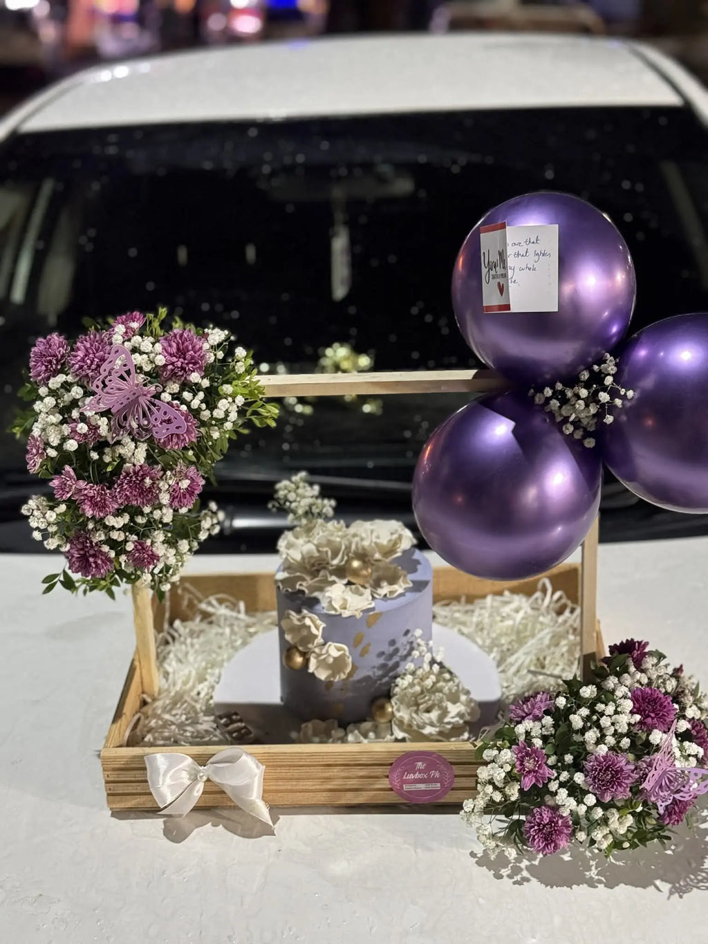 3 lbs premium cake placed in a wooden tray basket with fresh floral decoration.