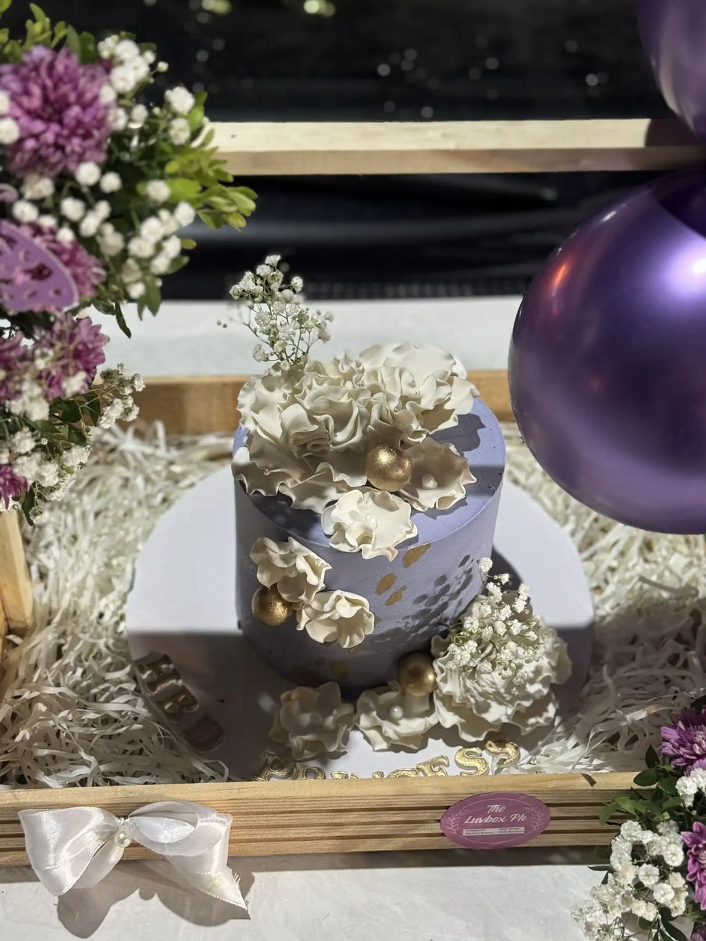 Timeless Bloom Tray II 🌸✨ – 3 lbs Premium Cake & Floral Basket