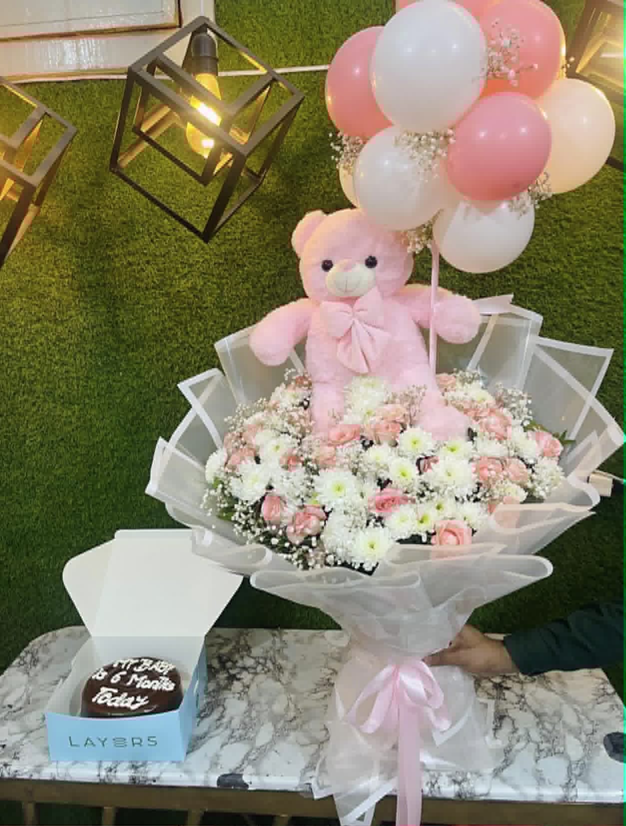 Pink & White Teddy Bouquet with Balloon Arch – Luxury Gift Combo