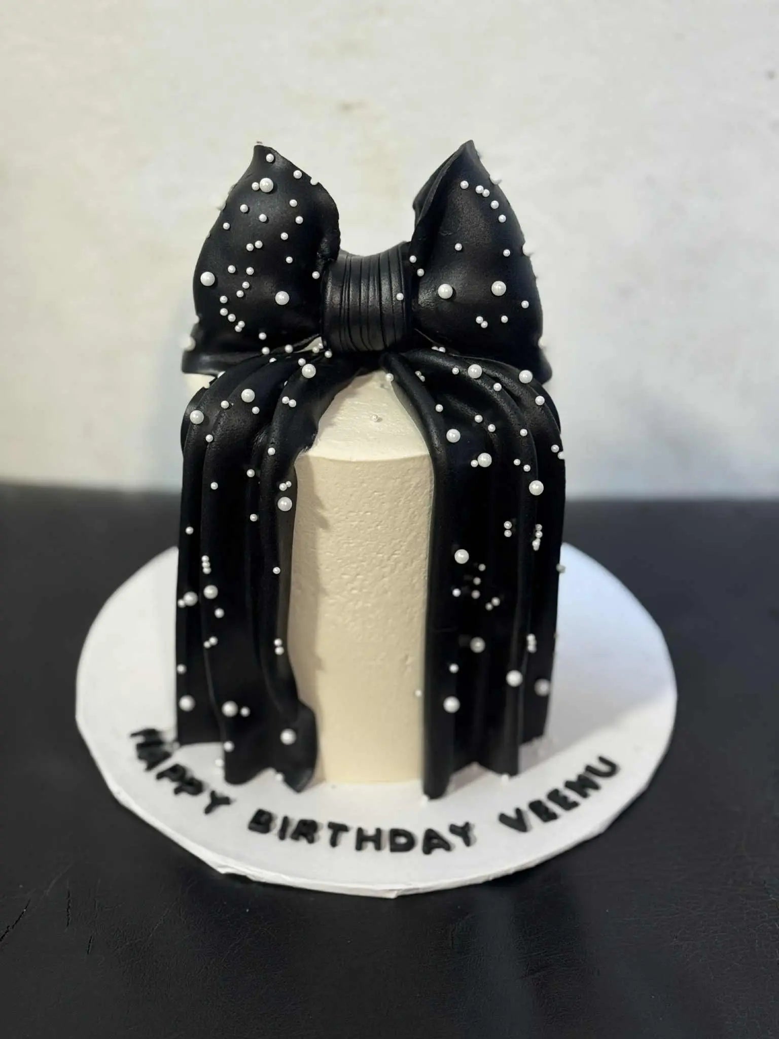 Gorgeous bow-shaped birthday cake for her in Islamabad, customized design.