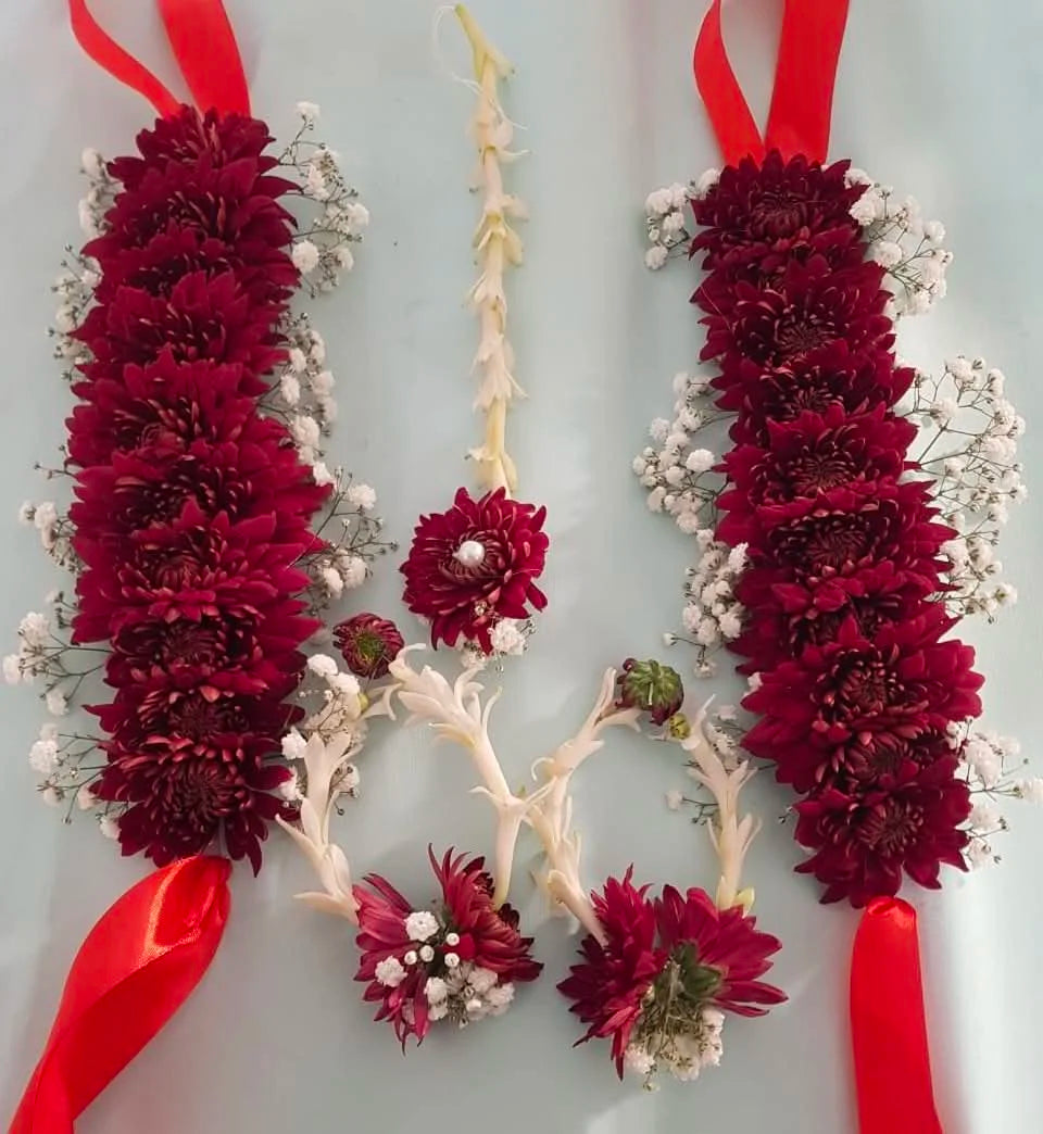 Luxury red and maroon bridal floral jewelry set with fresh flower gajra, floral earrings, and bindiya for Nikah, Mehndi, and wedding celebrations.