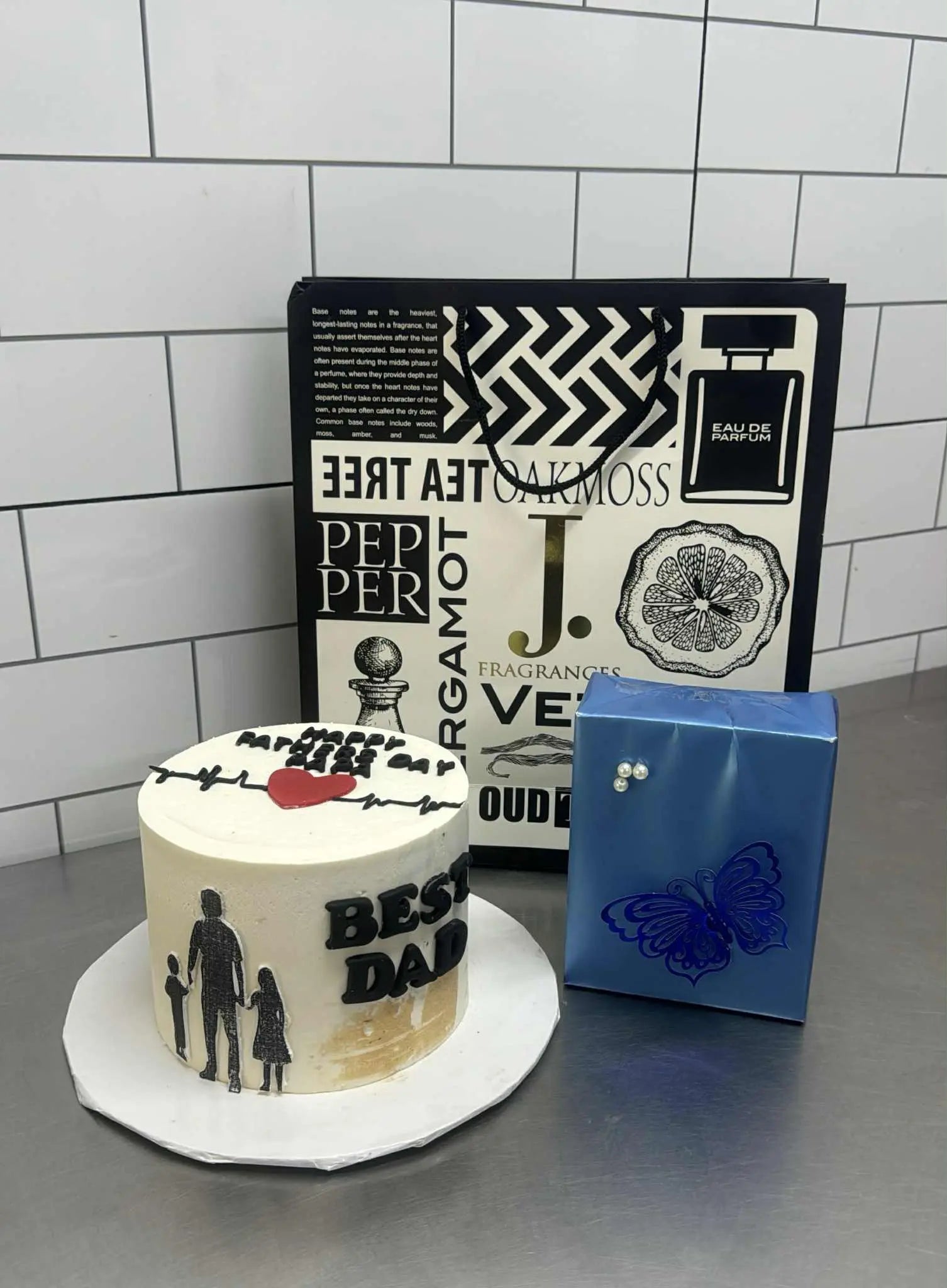 Father’s Day gift combo with 2 lbs Best Dad cake and premium perfume – perfect gift delivery in Islamabad and Pakistan.