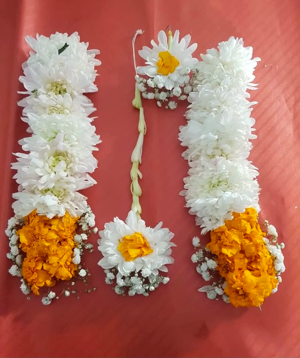 Luxury white chrysanthemum bridal gajras with yellow floral accents, perfect for Mehndi, Mayun, weddings, and bridal events in Pakistan.