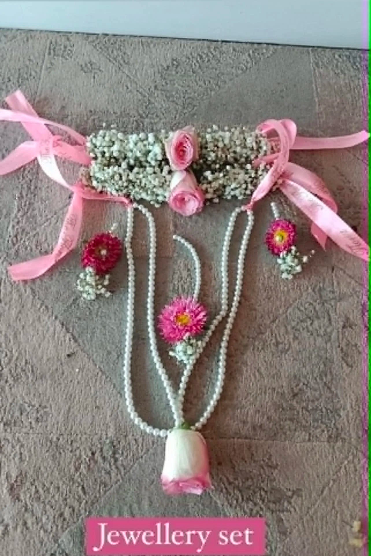 Luxury white and pink bridal floral jewelry set with gajras, floral earrings, and bindiya for Nikah, Mehndi, Mayun, and wedding celebrations in Pakistan.