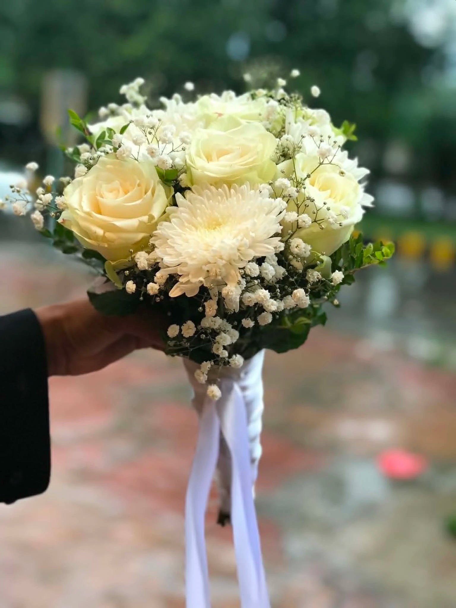 Minimalist bridal hand tied bouquet with white roses and chrysanthemums, elegant wedding flowers for brides and bridal ceremonies in Pakistan.