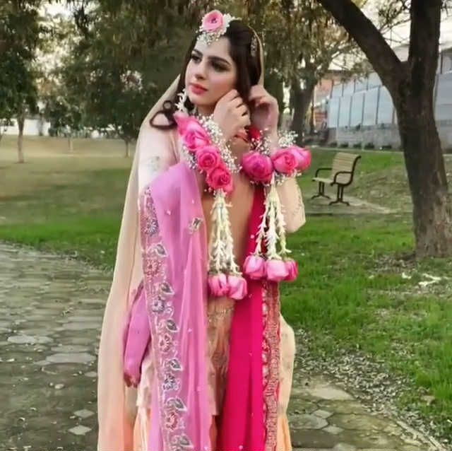 Luxury bridal jewelry set with heavy hand gajray, bindya, and earrings – perfect wedding accessory in Islamabad and across Pakistan.