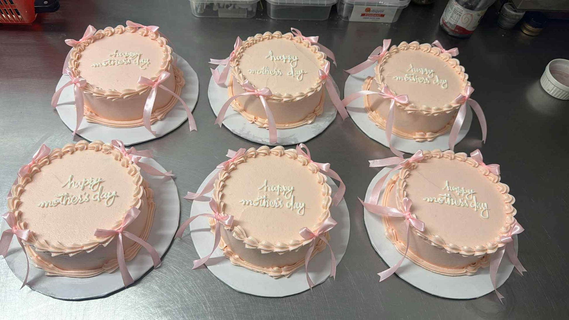 Cute customized Mother’s Day bento cake in pastel colors with floral details and text decoration – perfect gift for moms.