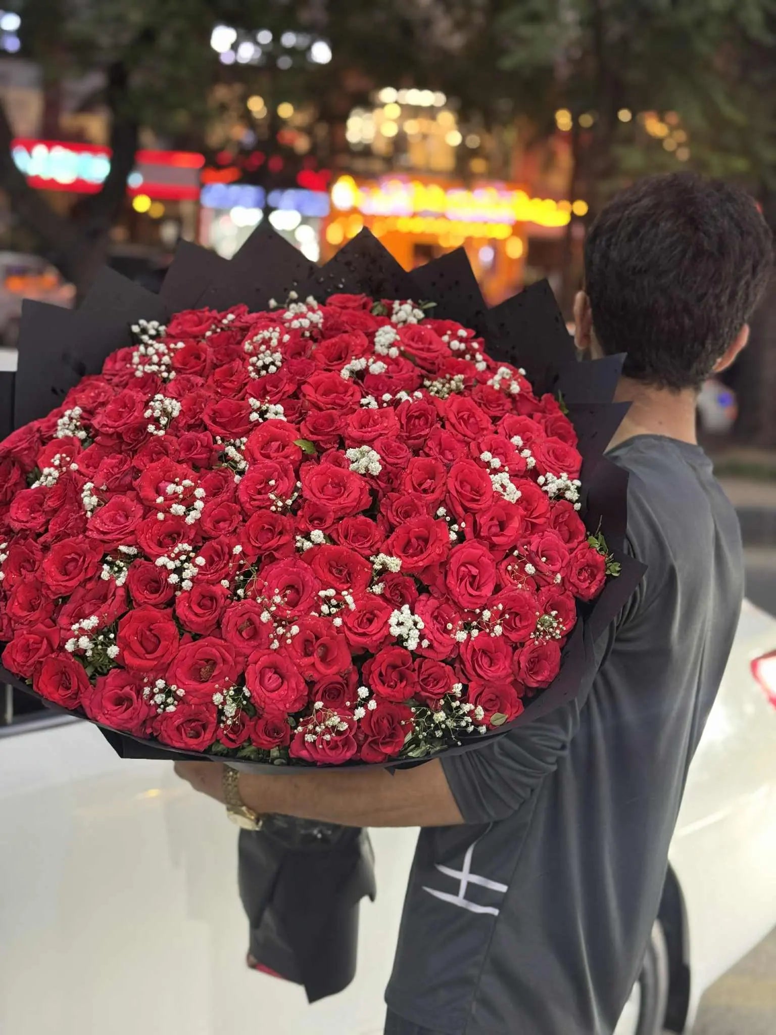 Oversized red rose bouquet for her – romantic flower gift in Pakistan, ideal for birthday or anniversary
