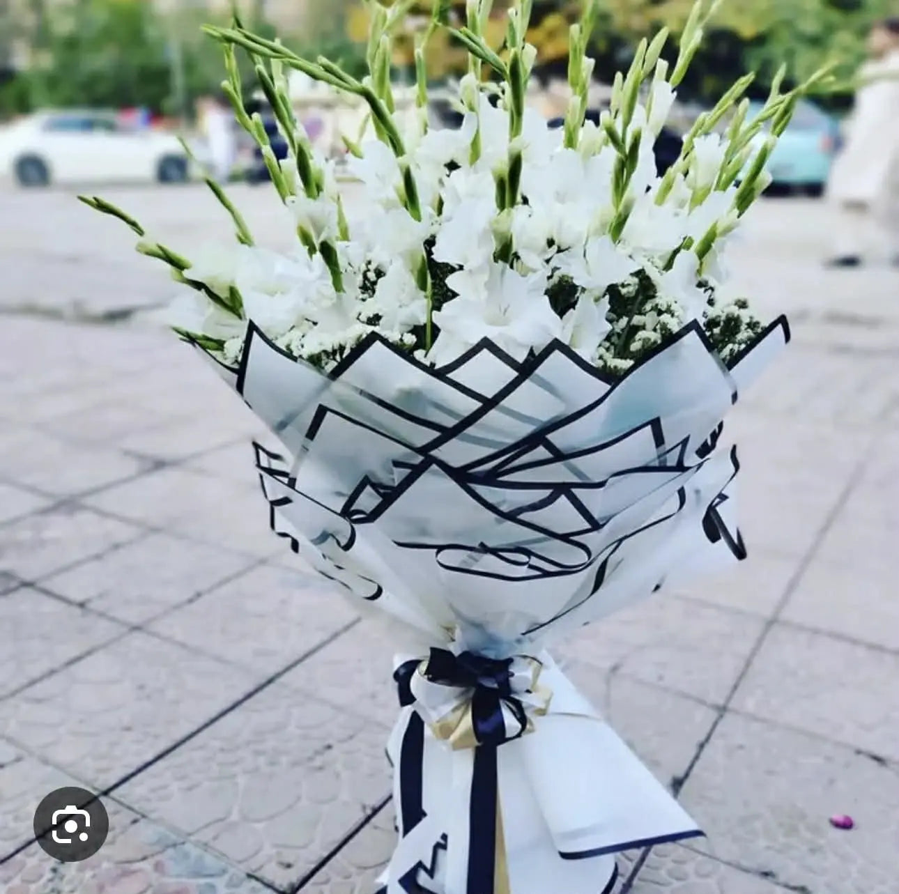 Oversized white gladiolus bouquet with long stems and premium wrapping for flower delivery in Islamabad.