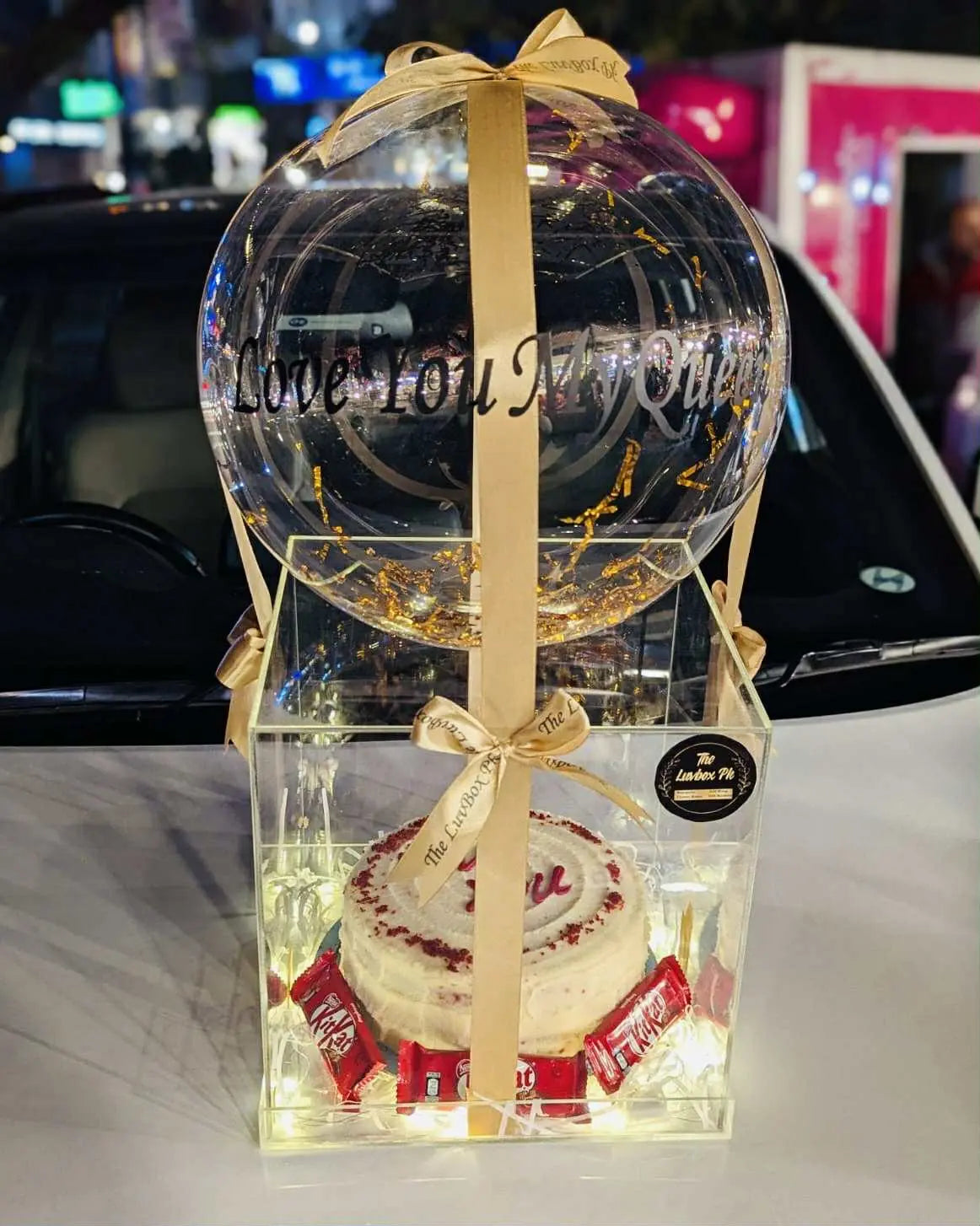 Acrylic cake box with custom text balloon on top