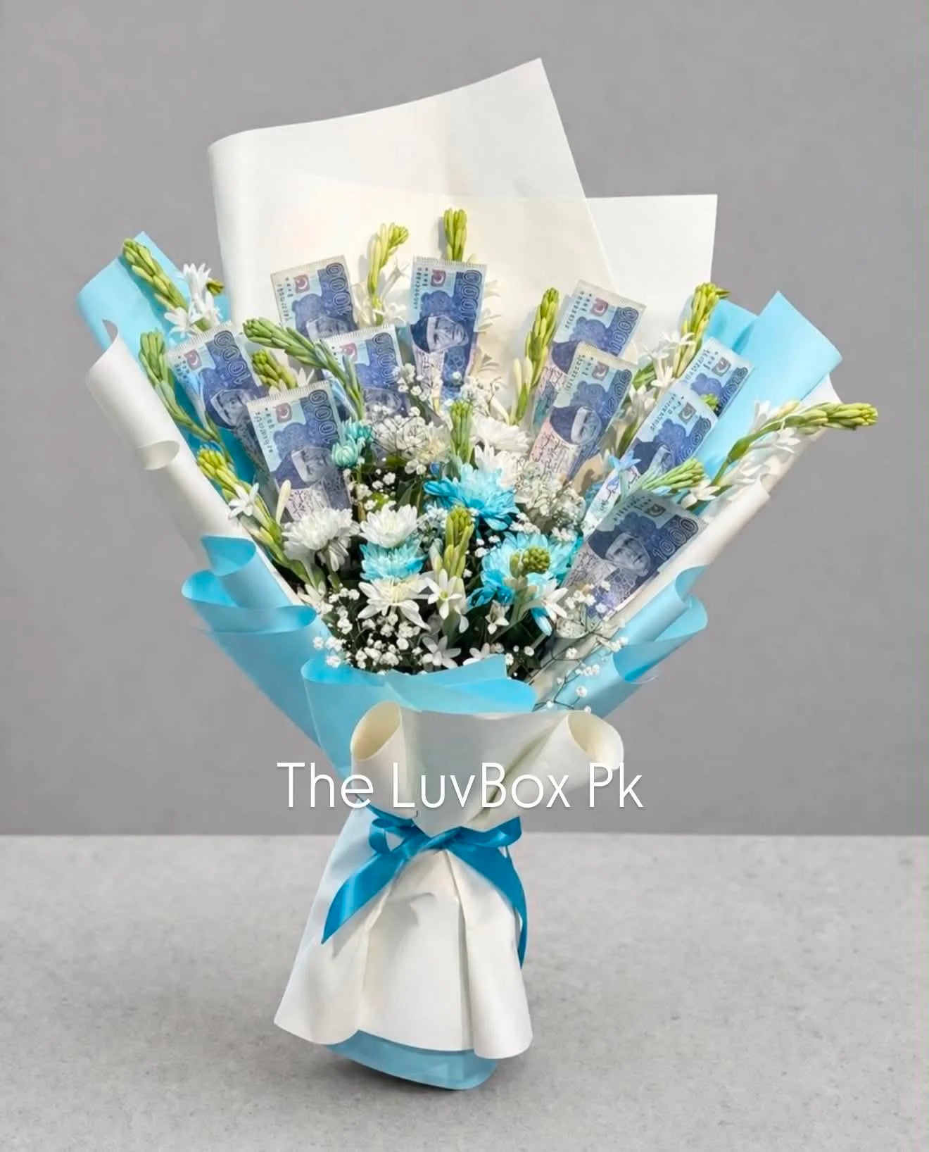 Premium Father’s Day bouquet with blue and white flowers and PKR 10,000 in Rs. 1,000 notes, beautifully wrapped as a luxury money bouquet in Islamabad.