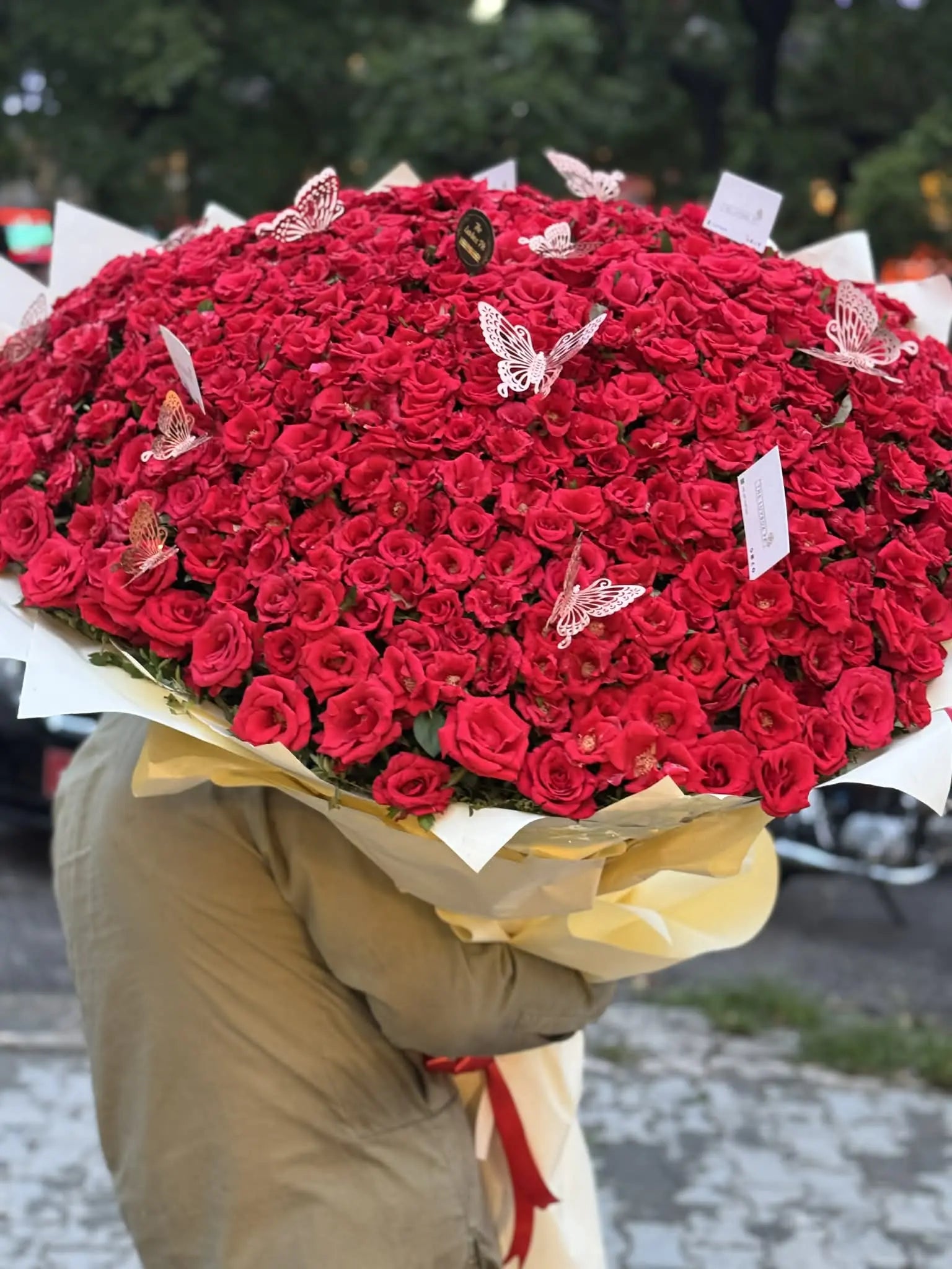 Ultra luxury oversized bouquet with 1000 premium red roses for special occasion flower delivery in Islamabad.
