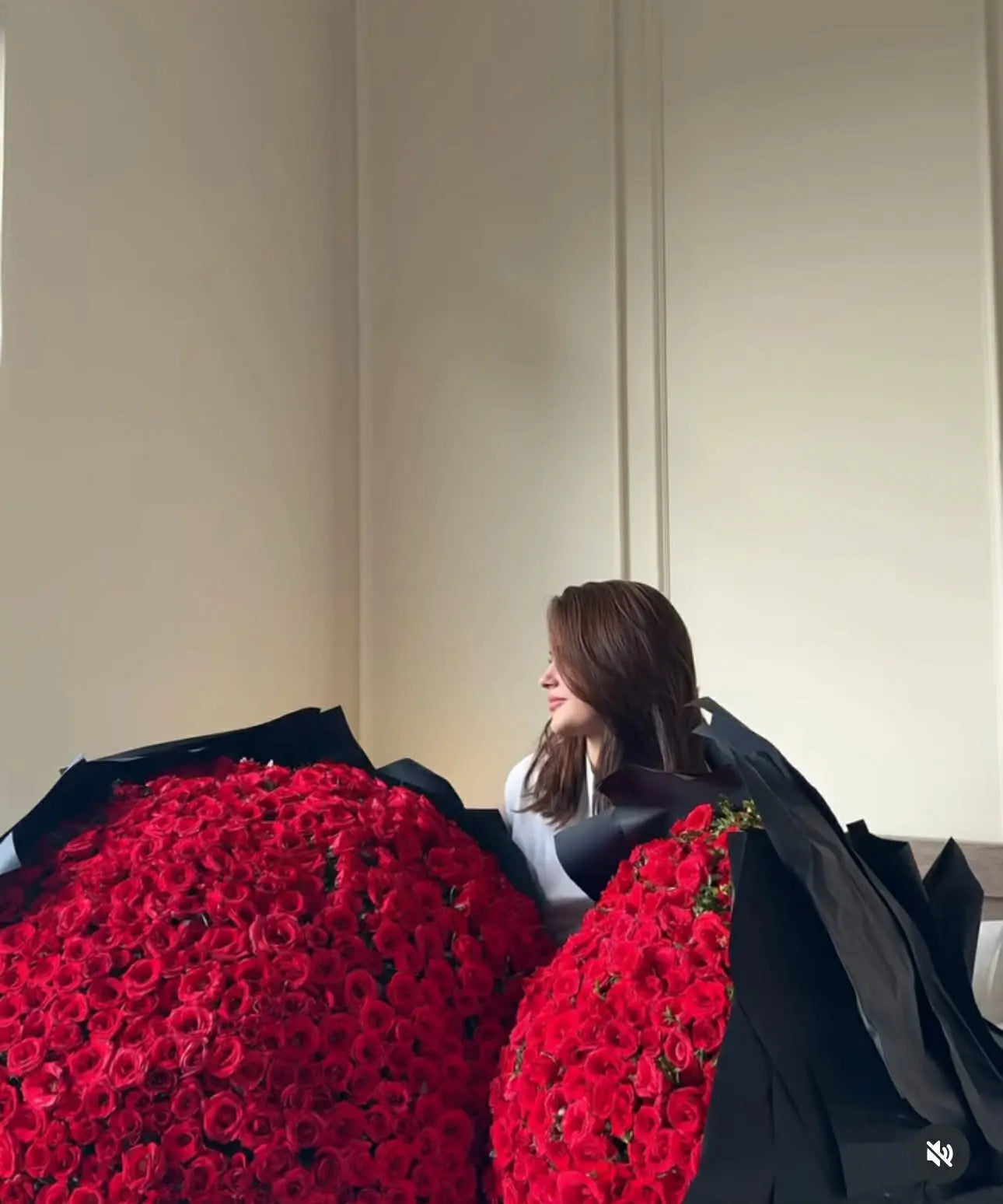 Order an ultra luxury 2000 rose bouquet set with two 1000-rose bouquets from a premium gift shop in Islamabad. Perfect for grand celebrations across Pakistan.