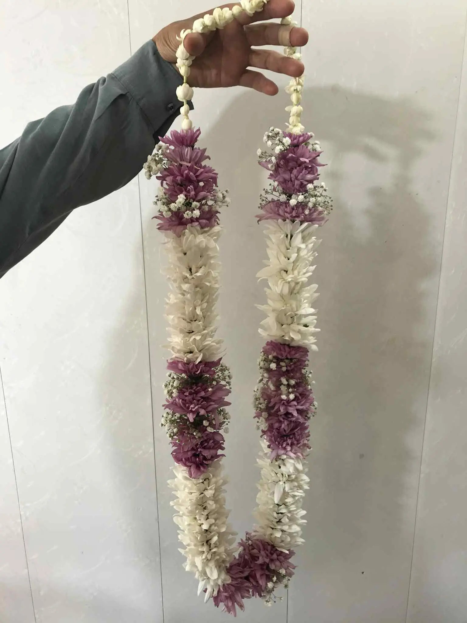 White and purple chrysanthemum floral garland for groom in Islamabad.