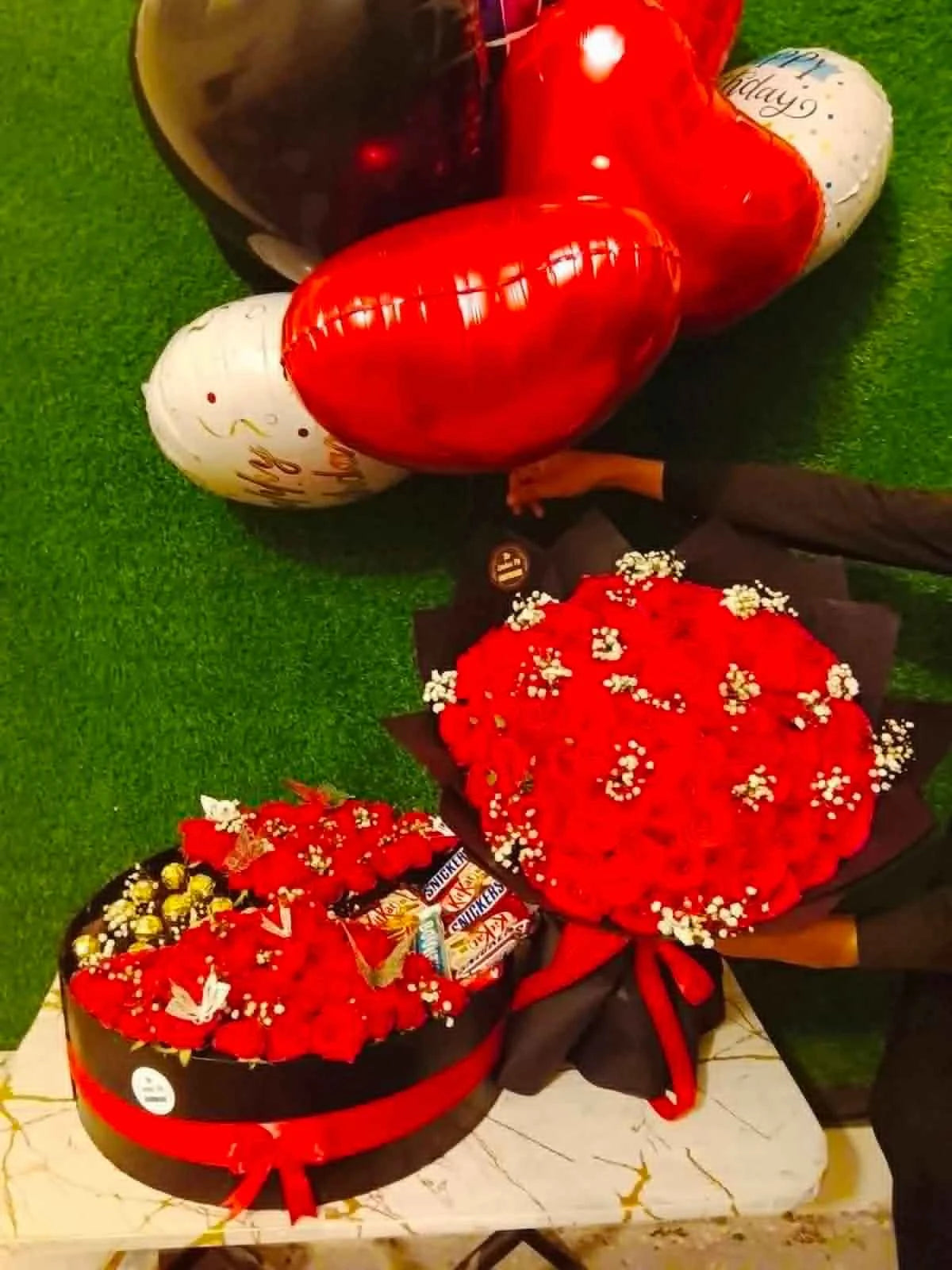 Queen of Hearts – 100 Roses, 80-Rose Box & 10 Balloons Luxury Birthday Surprise