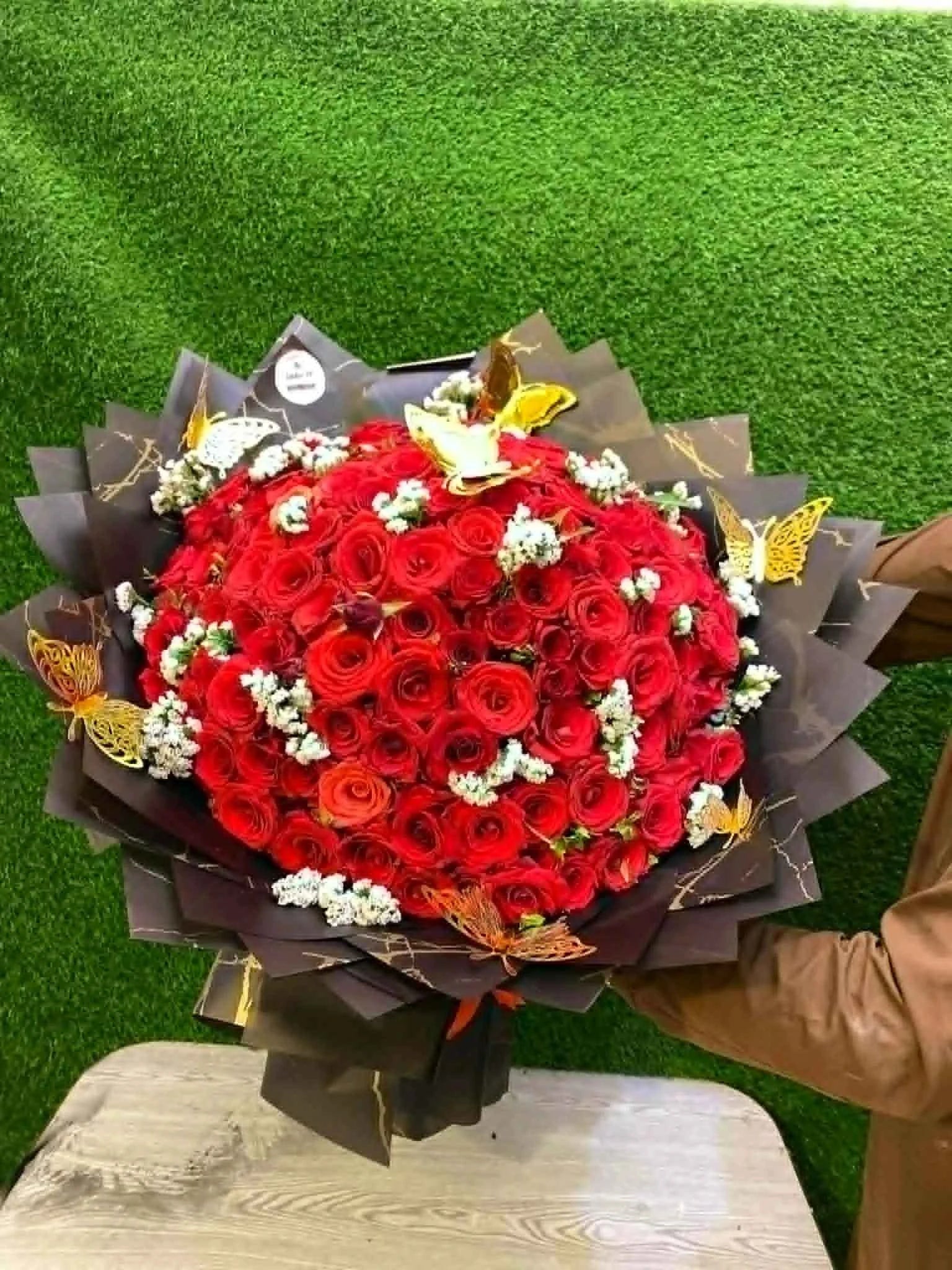 Midnight Royale – XXL Red Rose Bouquet with Butterflies & Baby’s Breath (Ultra Luxe Edition)
