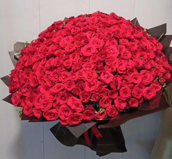 Luxury bouquet of 300 red roses – flower delivery for anniversaries, proposals & gifts in Islamabad by The LuvBox Pk.